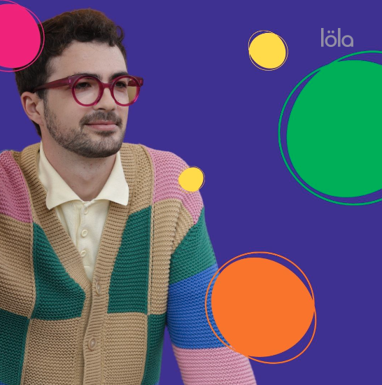 Modelo con gafas de vista löla