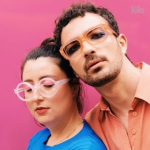 Dos modelos con gafas de vista löla